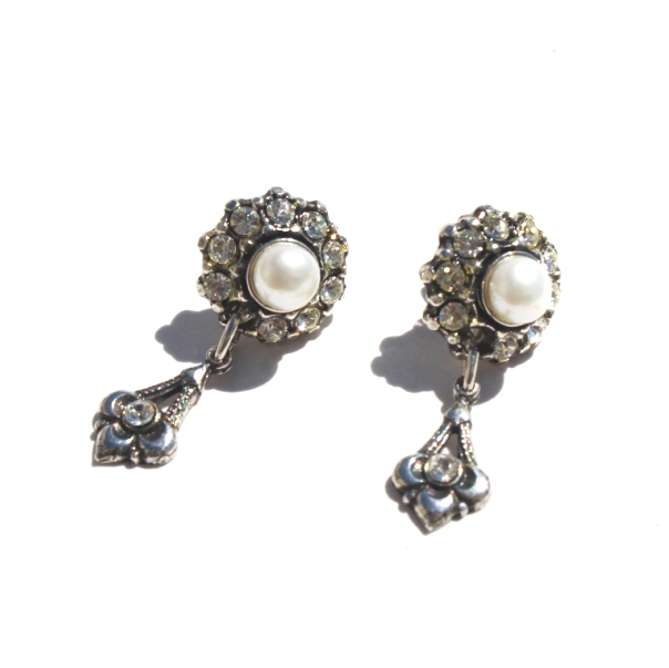 Pendientes pequeños con perla blanca