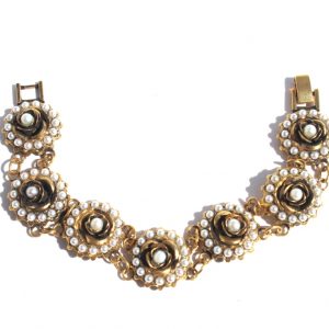 La pulsera BOTTONCINO es una preciosa pulsera de estilo victoriano que se muestra con sus 7 piezas