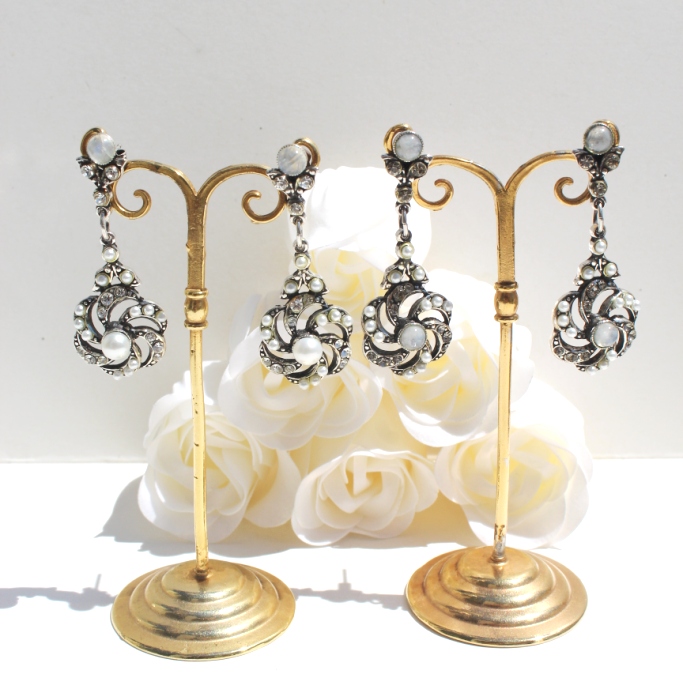 Novias con pendientes victorianos III